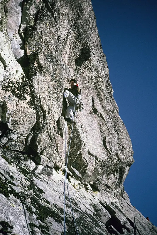 Santiago Hernández en el L5 de la vía Pólvora en los dedos (V+ / A2), 1985.